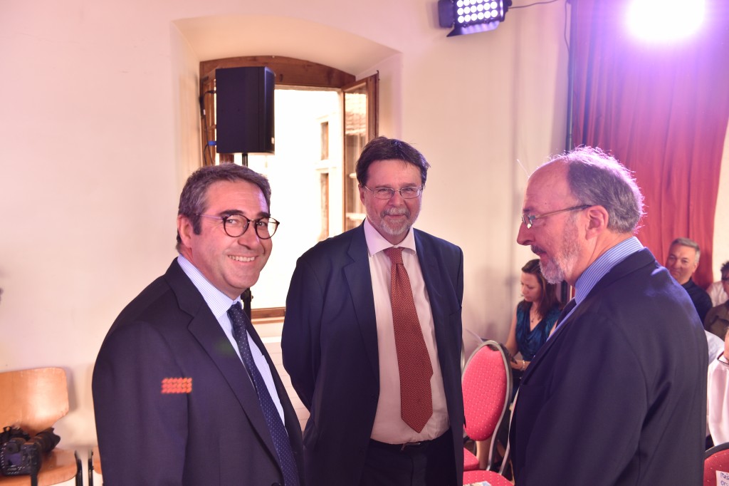 De g à dr: Frédéric Borloz, syndic d'Aigle et président de l'APC, Robert Cramer, Conseiller aux Etats genevois et François MurisierAigle le 26 juin 2015 Château d'Aigle dans le cadre du Mondial du Chasselas  pamarès 2015 remise des prix et trophées   ©2015,studio edouard curchod, tous droits réservés