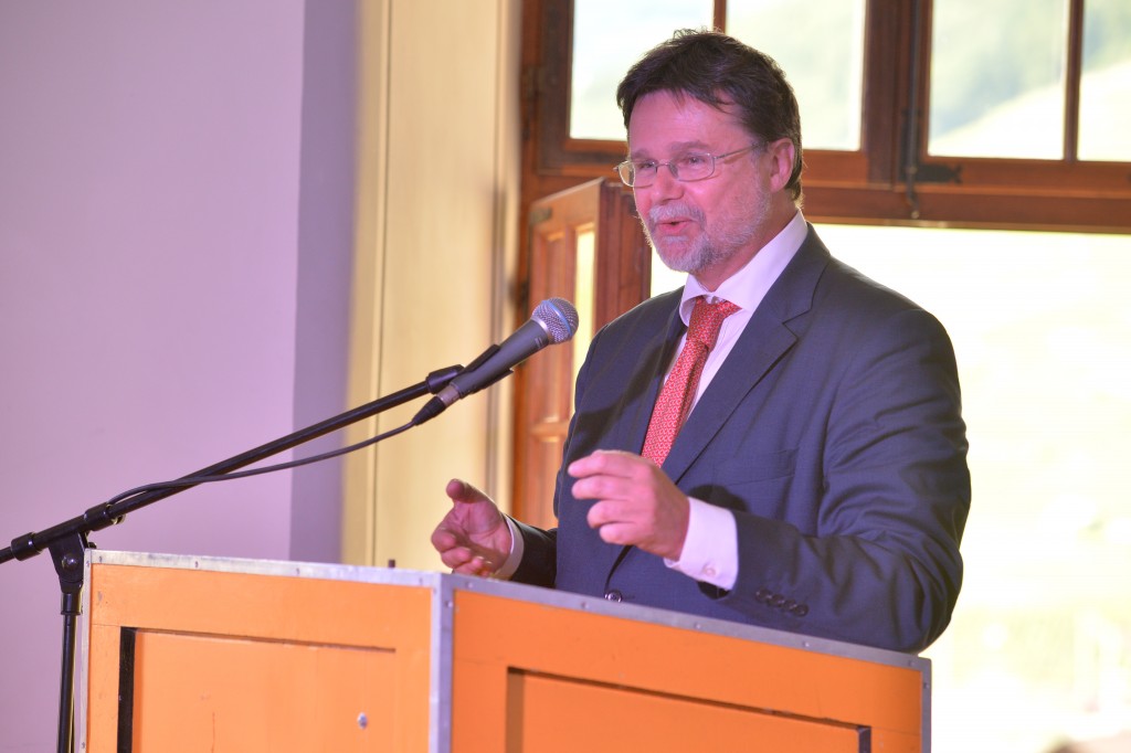 Le Conseiller aux Etats Robert Cramer s'adresse à l'assemblée. Aigle le 26 juin 2015 Château d'Aigle dans le cadre du Mondial du Chasselas  pamarès 2015 remise des prix et trophées   ©2015,studio edouard curchod, tous droits réservés