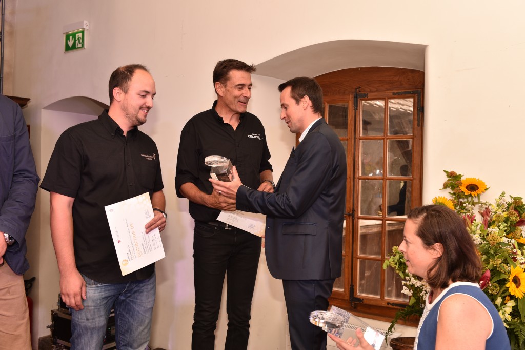 Les trophées de la catégorie 3 et du meilleur vin neuchâtelois sont remis à Benoît de Montmollin et Louis-Philippe Burgat par M. Yann Quinche, directeur des ventes de Gern-Collotype Labels Suisse Aigle le 26 juin 2015 Château d'Aigle dans le cadre du Mondial du Chasselas  pamarès 2015 remise des prix et trophées   ©2015,studio edouard curchod, tous droits réservés