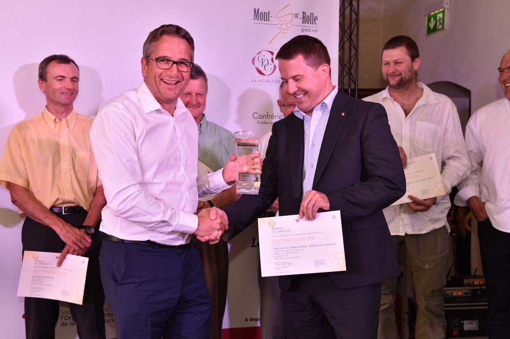 Le trophée de la catégorie 4 est remis à Philippe Schenk par M. André Fuchs, président de Clos, Domaines et Châteaux. Aigle le 26 juin 2015 Château d'Aigle dans le cadre du Mondial du Chasselas  pamarès 2015 remise des prix et trophées   ©2015,studio edouard curchod, tous droits réservés