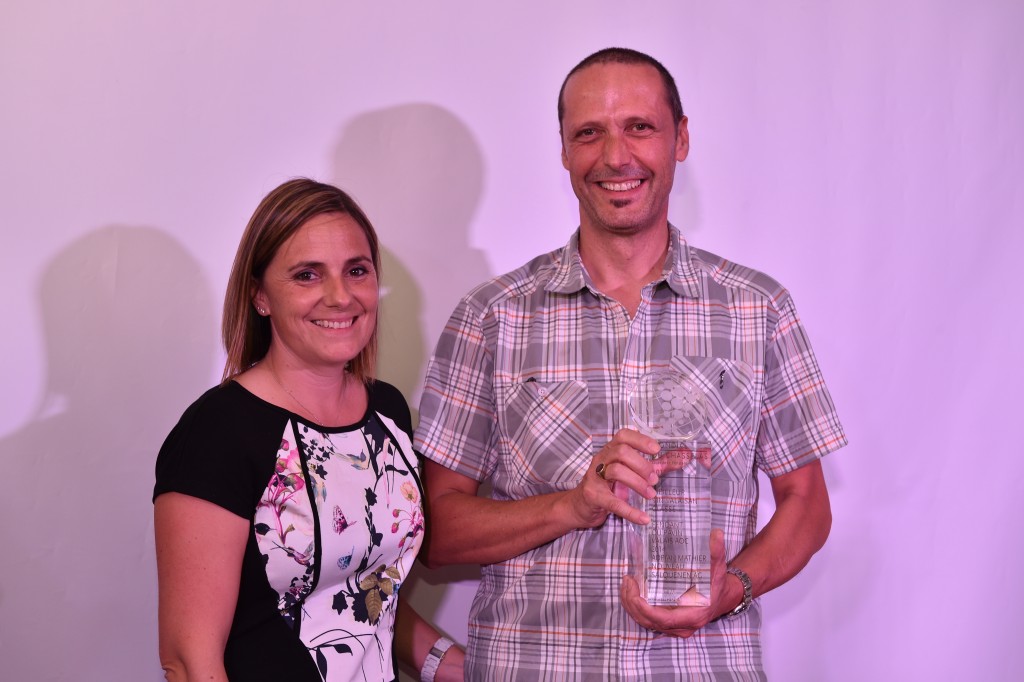 Le trophée du meilleur vin valaisan est remis à Cédric Leyat par Mme Inès Favre, représentante de l'Interprofession des Vins du Valais Aigle le 26 juin 2015 Château d'Aigle dans le cadre du Mondial du Chasselas  pamarès 2015 remise des prix et trophées   ©2015,studio edouard curchod, tous droits réservés