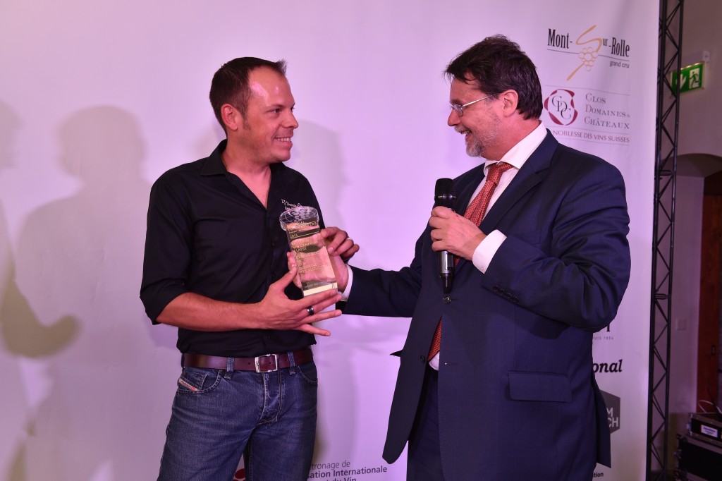 Le trophée du meilleur vin genevois est remis à Jean-Daniel Ramu par le Conseiller aux Etats Robert Cramer, président de l'Interprofession du vignoble et des vins de Genève. Aigle le 26 juin 2015 Château d'Aigle dans le cadre du Mondial du Chasselas  pamarès 2015 remise des prix et trophées   ©2015,studio edouard curchod, tous droits réservés