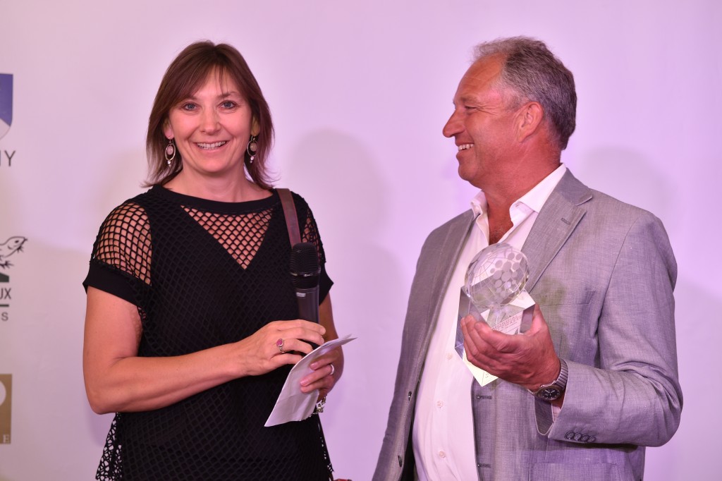 Le trophée du meilleur vin allemand est remis à Wolfgang Löffler par Mme Claudia Schlumberger-Bernhardt, présidente de Markgräfler Wein eV. Aigle le 26 juin 2015 Château d'Aigle dans le cadre du Mondial du Chasselas  pamarès 2015 remise des prix et trophées   ©2015,studio edouard curchod, tous droits réservés