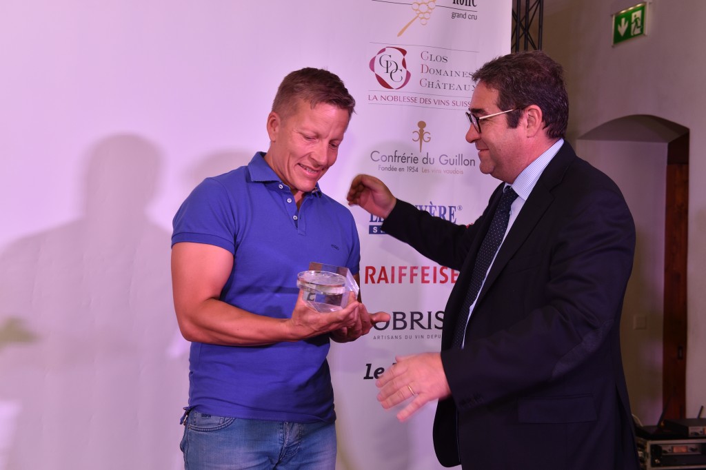 Le trophée du meilleur vin produit à plus de 15'000 bouteilles est remis à Marc Vicari par M. Frédéric Borloz, président de l'Association pour la Promotion du Chasselas. Aigle le 26 juin 2015 Château d'Aigle dans le cadre du Mondial du Chasselas  pamarès 2015 remise des prix et trophées   ©2015,studio edouard curchod, tous droits réservés